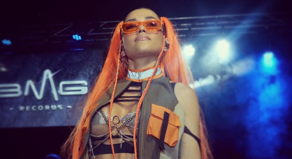 D’Lisha rompe barreras con su himno de empoderamiento femenino ‘Bandolera’