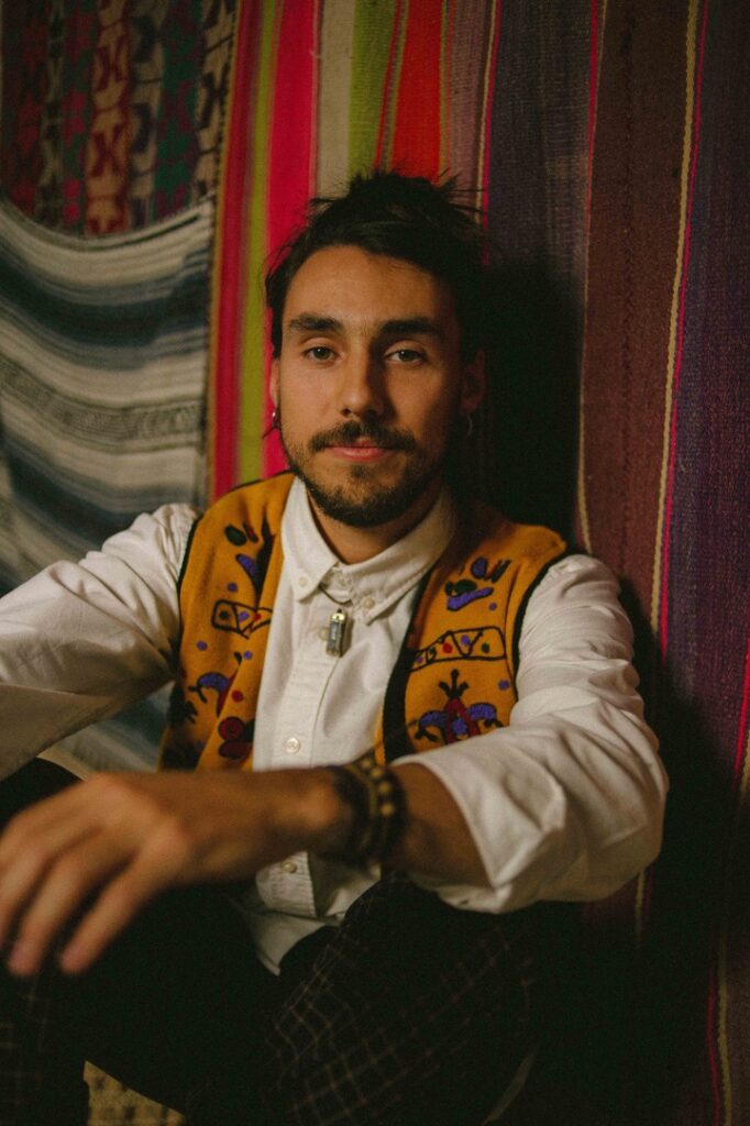 Laró invita a “Bailar en la Cuerda Floja” en su nuevo videoclip