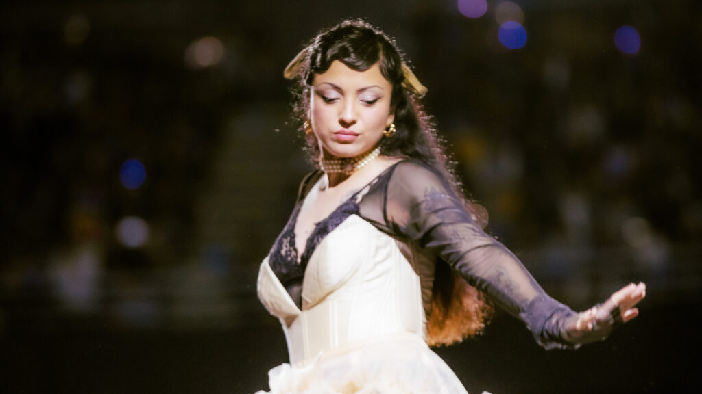 Varias sorpresas marcaron el concierto de Mon Laferte con un Movistar Arena rendido a su música