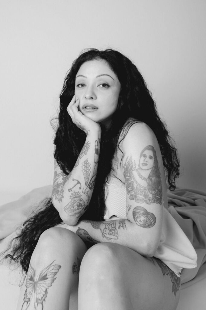 Mon Laferte invita a vivir experiencia única en su performance «Autopoiética»