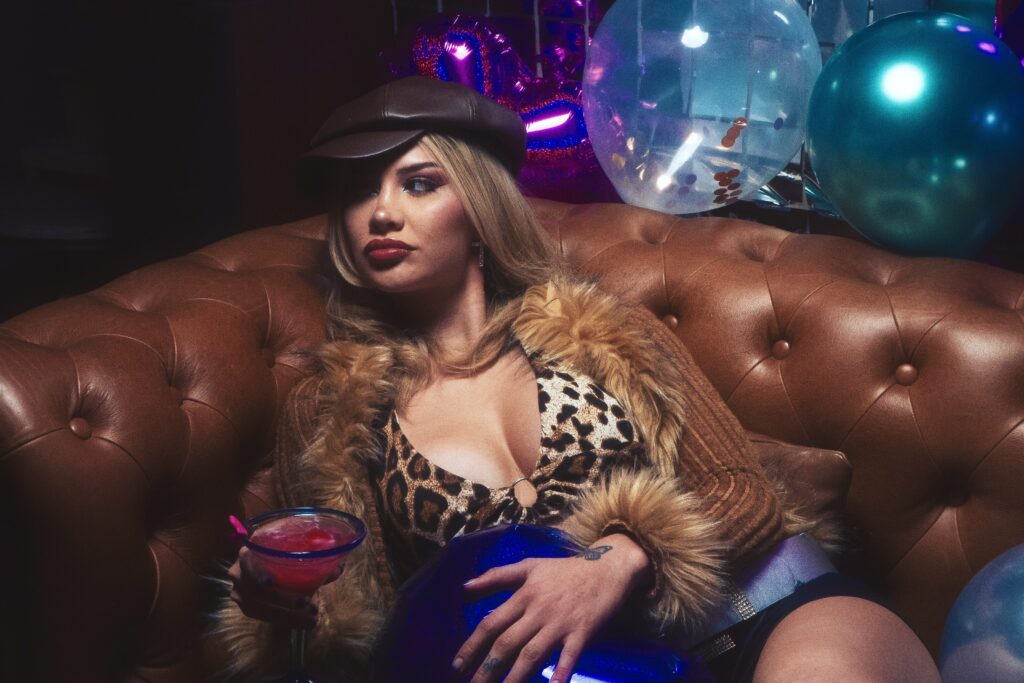 Linna desafía el 50/50 con ironía y beats electrónicos en su nuevo single “Dile a esa gata”